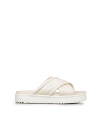 fixedratio_20220330150743_ugg_australia_zayne_1128635_dermatina_gynaikeia_sandalia_se_leyko_chroma
